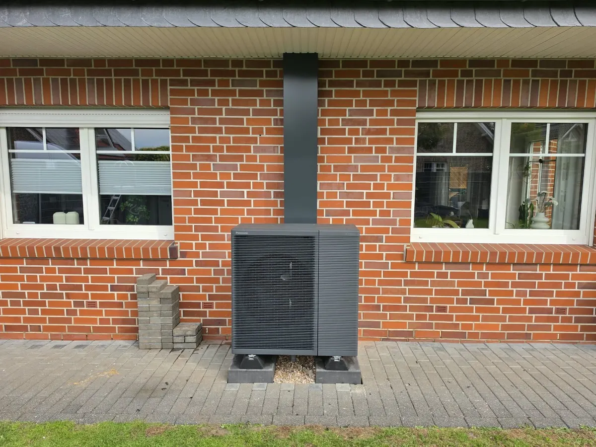 Eine unserer Wärmepumpen, außen am Haus aufgestellt