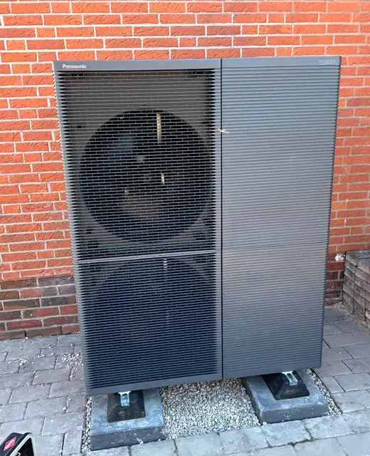 Panasonic Wärmepumpe, montiert in Jade
