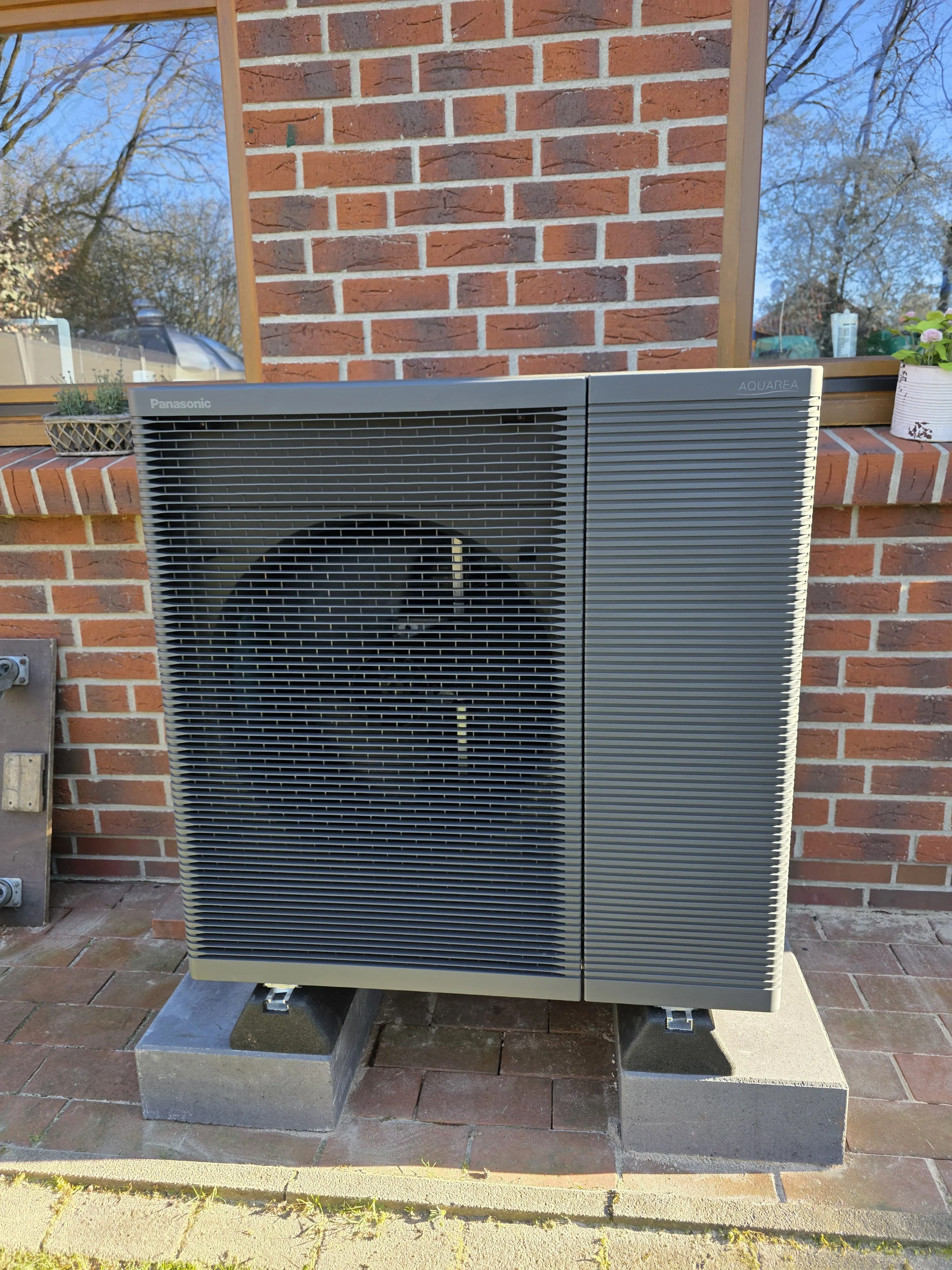 Panasonic Aquarea Außeneinheit in Westerstede neben Terrasse