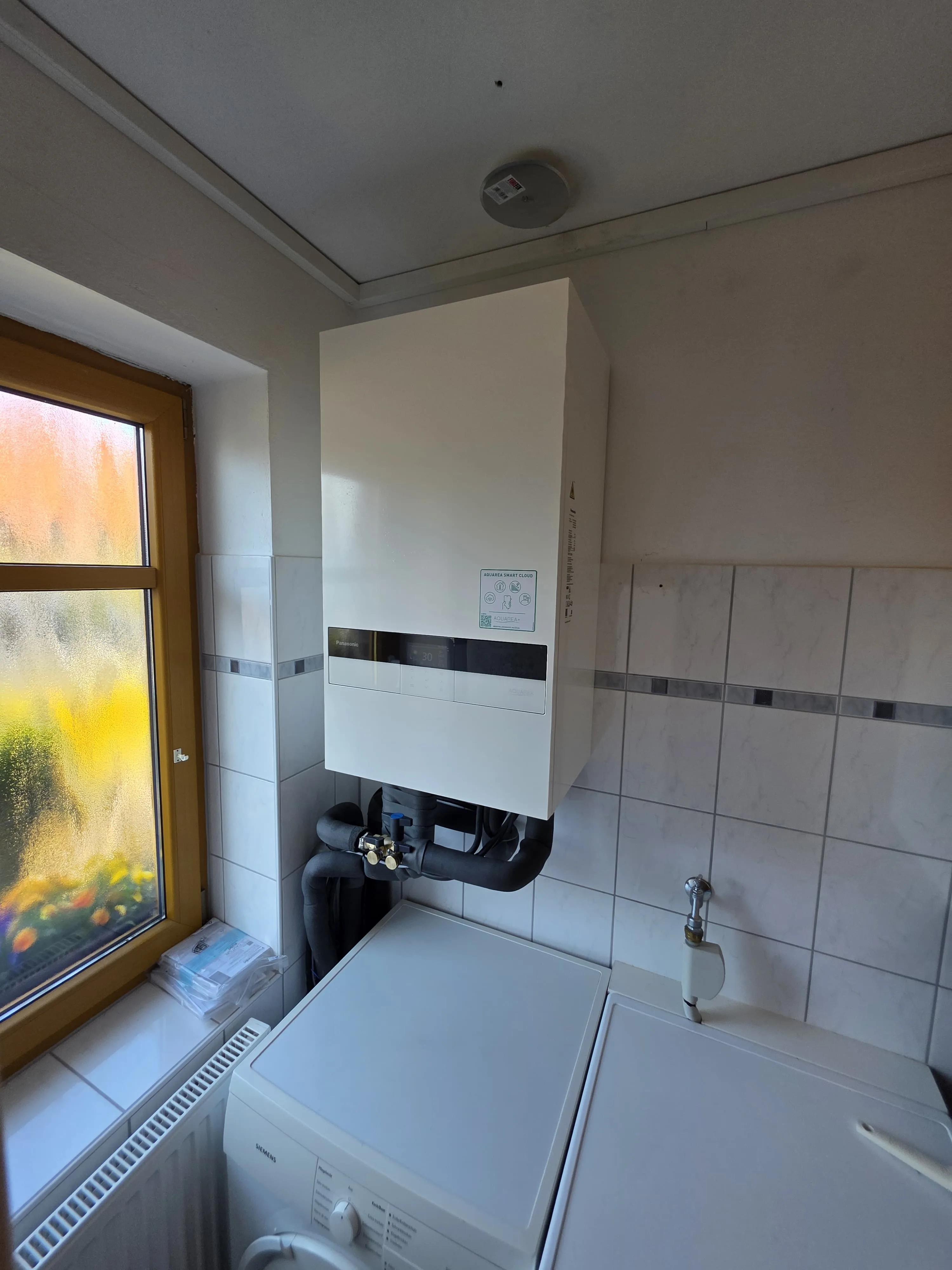Wärmepumpen-Inneneinheit mit Speicher im Heizungsraum in Aurich