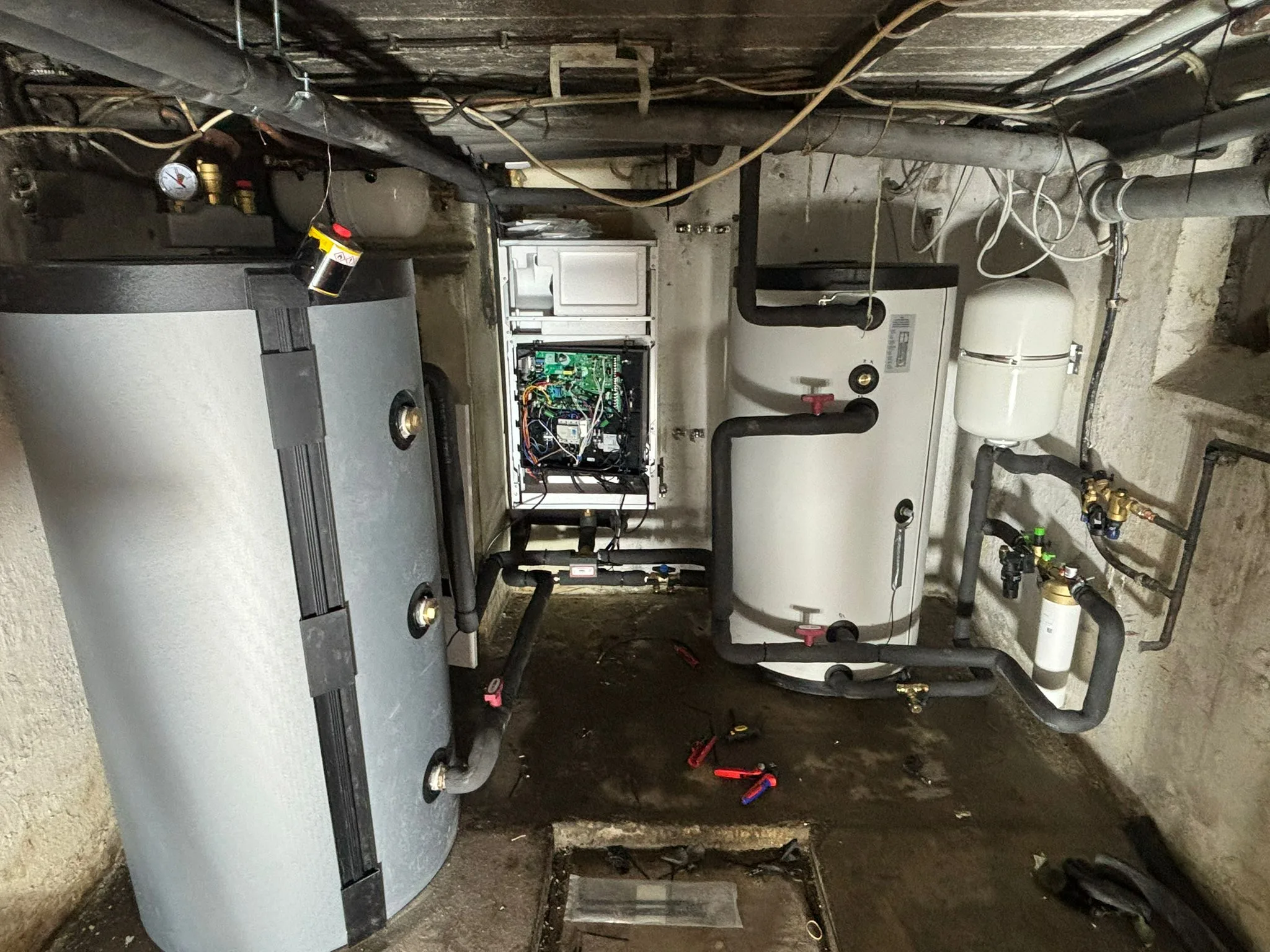 Heizungsraum mit Wärmepumpen-Inneneinheit in Jade